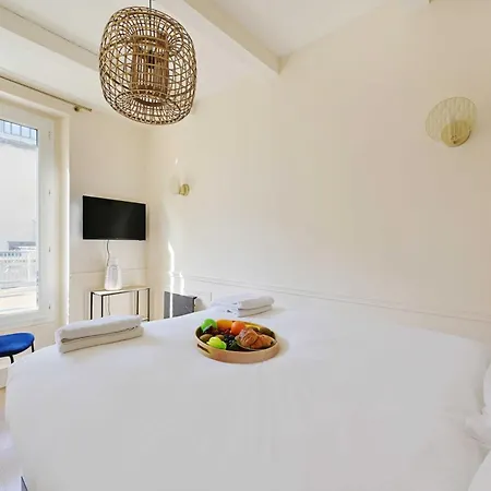Beautiful 2br - 4p Republique Temple