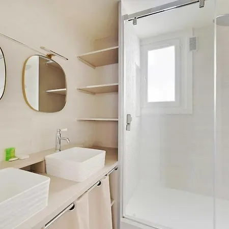 Beautiful 2br - 4p Republique Temple *