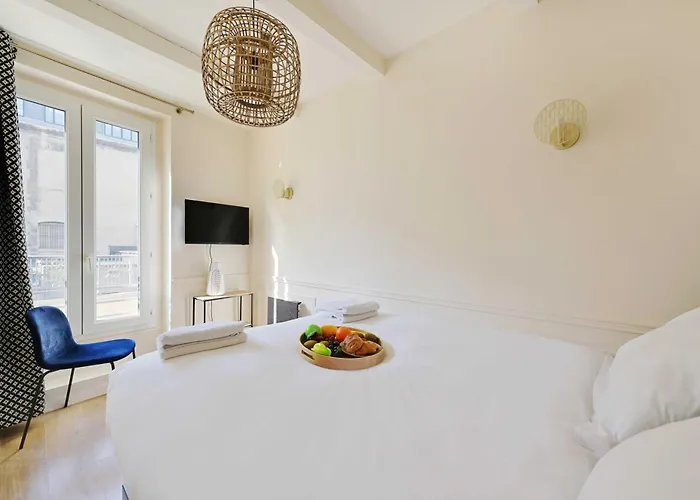 Beautiful 2br - 4p Republique Temple